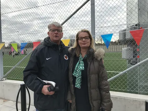 På bilderna ser vi från vänster högst upp skolborgarrådet Lotta Edholm (L) och därefter skolans rektor Bithe Ahl-Källqvist och sedan vår driftspersonal på Solberga Bollplan, se text nedan.