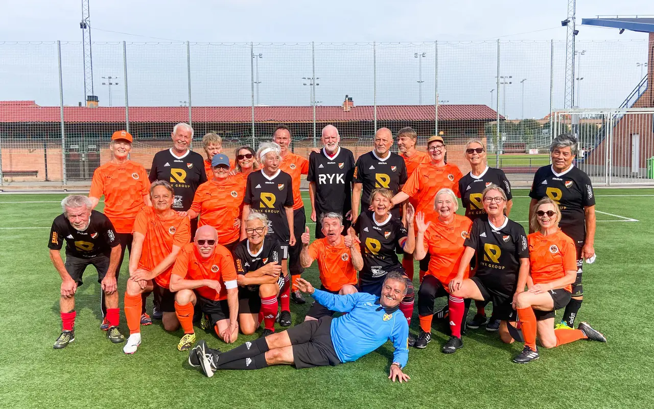 Solberga BKs glada lag i våra klassiska orange tröjor här Tillsammans med Enskedes lag och dagens domare.