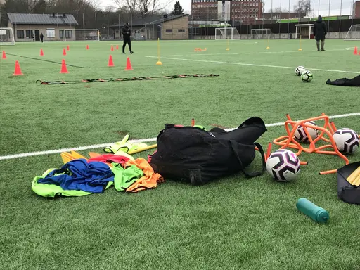 Föräldrarbesök, Göteborgsbesök från Dunross & Co, fotbollsträning ute fungerar bra denna vinter, STORA COOP en av tre huvudsponsorer och Tomas och Ronny våra anställda. Solbergaboken finns att köpa.