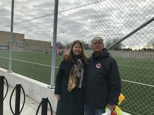 På bilderna ser vi från vänster högst upp skolborgarrådet Lotta Edholm (L) och därefter skolans rektor Bithe Ahl-Källqvist och sedan vår driftspersonal på Solberga Bollplan, se text nedan.