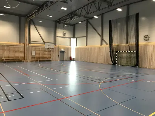 På bilderna ser vi från vänster högst upp skolborgarrådet Lotta Edholm (L) och därefter skolans rektor Bithe Ahl-Källqvist och sedan vår driftspersonal på Solberga Bollplan, se text nedan.