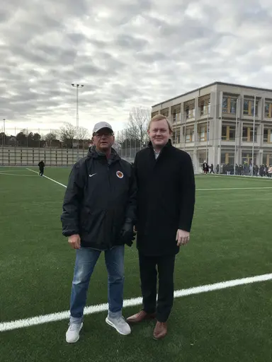 På bilderna ser vi från vänster högst upp skolborgarrådet Lotta Edholm (L) och därefter skolans rektor Bithe Ahl-Källqvist och sedan vår driftspersonal på Solberga Bollplan, se text nedan.