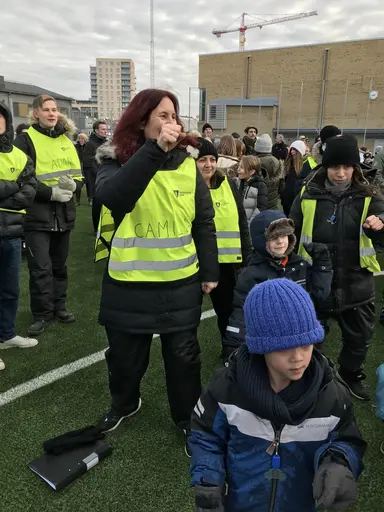 På bilderna ser vi från vänster högst upp skolborgarrådet Lotta Edholm (L) och därefter skolans rektor Bithe Ahl-Källqvist och sedan vår driftspersonal på Solberga Bollplan, se text nedan.