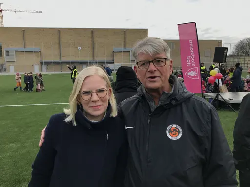 På bilderna ser vi från vänster högst upp skolborgarrådet Lotta Edholm (L) och därefter skolans rektor Bithe Ahl-Källqvist och sedan vår driftspersonal på Solberga Bollplan, se text nedan.