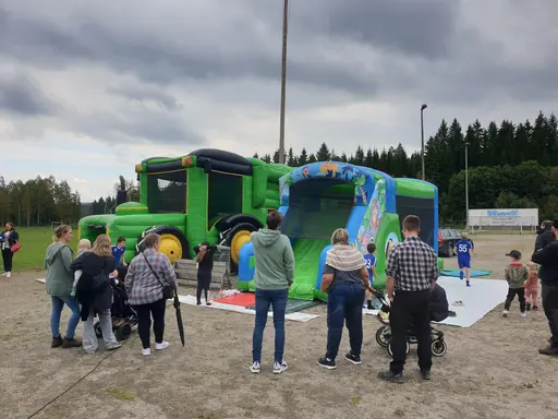 Ansiktsmålning och hoppborgar var populära aktiviteter på avslutningen
