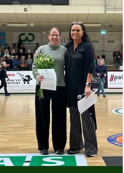 Martina Tälth Josefsson får priset utdelat av Anna Håkansson Cantby