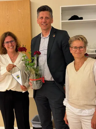 Utmärkelse till Erik Rudström/A-laget samt att Sofie (till vänster) och Lisa (till höger) avtackar Mårten  