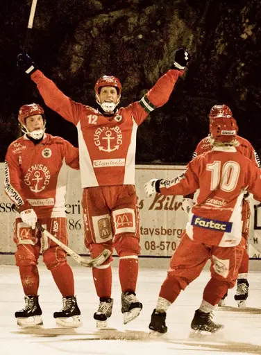 Mårten Pransgård med ett bandyskolebarn och en arkivbild från A-lagsmatch