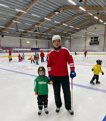 Mårten Pransgård med ett bandyskolebarn och en arkivbild från A-lagsmatch