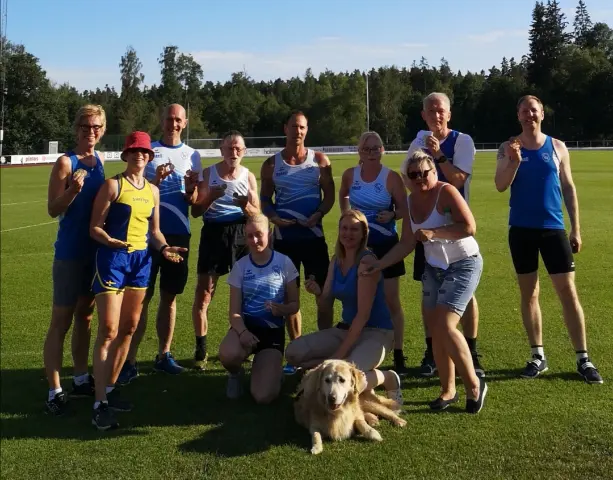 foto P-O Andersson; Julia Pettersson med några av våra veteraner