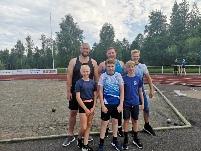 Dagens och morgondagens stjärnor tävlade på Finnvedsvallen. Bakre rad fr vänster: Viktor Gardenkrans, John Kelly, Elias Andersson. Främre rad fr vänster: Tyra Stening, Axel Andersson, Oscar Nilsson