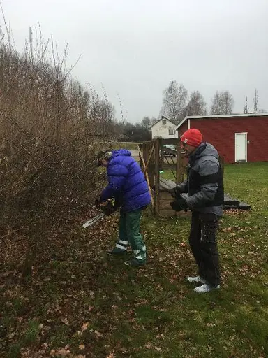 Här ser vi några Veteraner i arbete ihop med vaktmästaren
