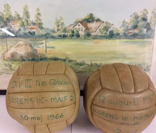 Minnen från Rune Pärsby målvakt i Borens IK mitten -40 tal. Runes fotbollskor med korkdobb, som fick spikas dit och böjas,för att inte komma upp i foten.
