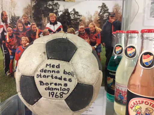 Minnen från Rune Pärsby målvakt i Borens IK mitten -40 tal. Runes fotbollskor med korkdobb, som fick spikas dit och böjas,för att inte komma upp i foten.