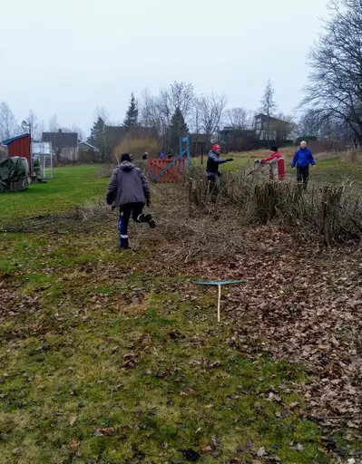 Här ser vi några Veteraner i arbete ihop med vaktmästaren