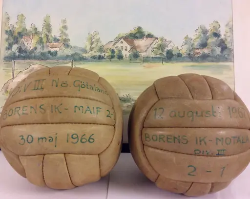 Minnen från Rune Pärsby målvakt i Borens IK mitten -40 tal. Runes fotbollskor med korkdobb, som fick spikas dit och böjas,för att inte komma upp i foten.