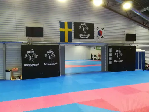 Nytt ventilerat golv ligger under vår matta. Här har vi alla möjligheter att bli duktiga på Taekwondo.