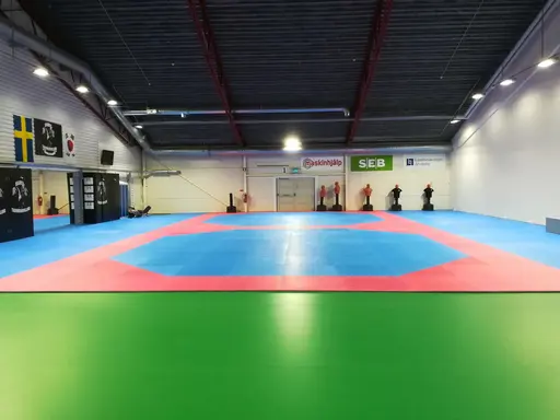 Nytt ventilerat golv ligger under vår matta. Här har vi alla möjligheter att bli duktiga på Taekwondo.