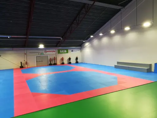 Nytt ventilerat golv ligger under vår matta. Här har vi alla möjligheter att bli duktiga på Taekwondo.