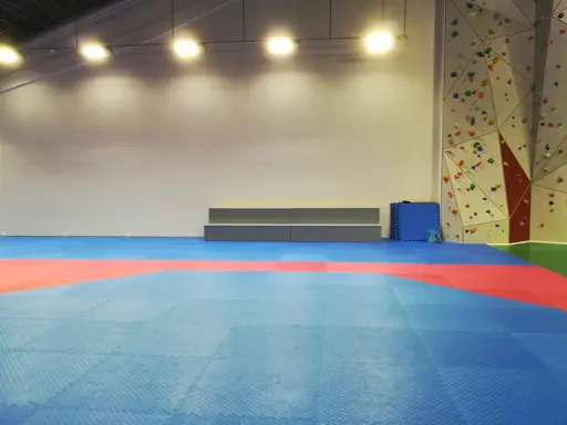 Nytt ventilerat golv ligger under vår matta. Här har vi alla möjligheter att bli duktiga på Taekwondo.