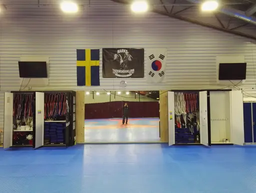 Det ska bli ordning och reda. En vägg ska byggas upp mot tennisbanorna. Men vi kämpar på i dammet.