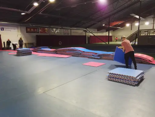 Det ska bli ordning och reda. En vägg ska byggas upp mot tennisbanorna. Men vi kämpar på i dammet.