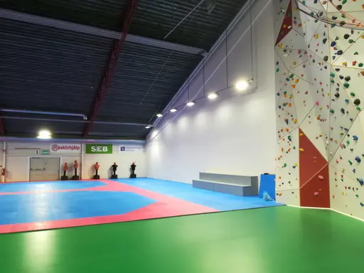 Nytt ventilerat golv ligger under vår matta. Här har vi alla möjligheter att bli duktiga på Taekwondo.