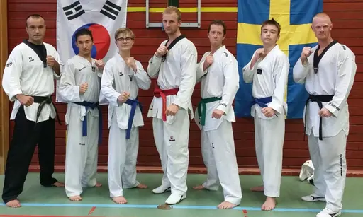 Första graderingen avklarad för ungarna. Andra bilden efter ett svettigt sparringpass i Stommenskolan.