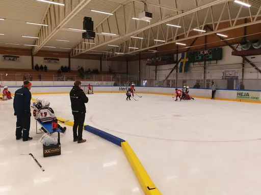 Hamburgare och puckkastning mellan matcherna 