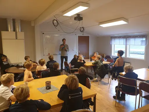 Patrik Fäldt gästade campen och pratade om vikten att sova, vila och äta. U9 i full action på isen! Regelverk sattes upp och ett antal samarbetsövningar genomfördes.