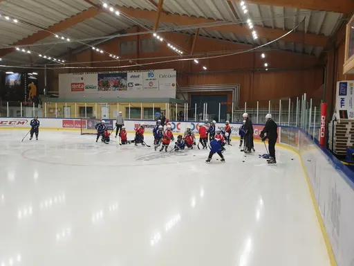 Patrik Fäldt gästade campen och pratade om vikten att sova, vila och äta. U9 i full action på isen! Regelverk sattes upp och ett antal samarbetsövningar genomfördes.