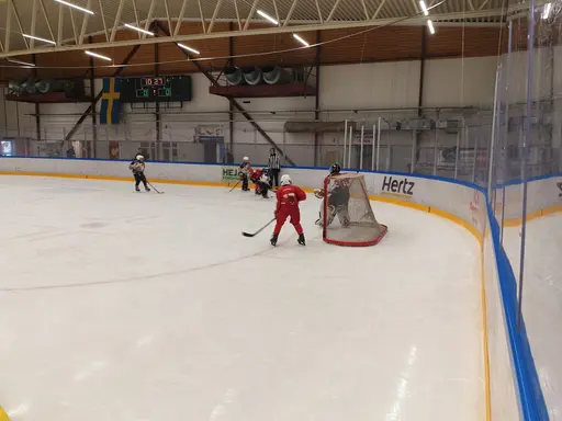 Hamburgare och puckkastning mellan matcherna 