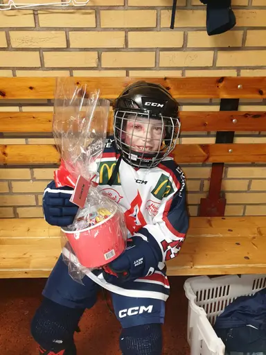 Hamburgare och puckkastning mellan matcherna 