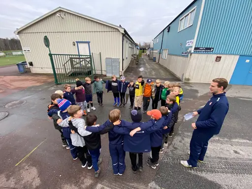 Patrik Fäldt gästade campen och pratade om vikten att sova, vila och äta. U9 i full action på isen! Regelverk sattes upp och ett antal samarbetsövningar genomfördes.