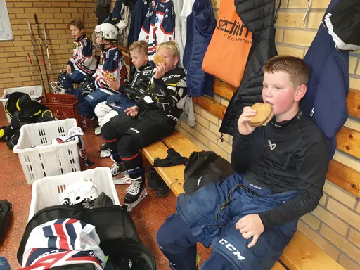 Hamburgare och puckkastning mellan matcherna 