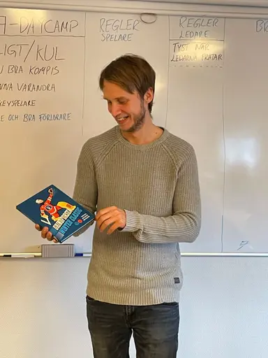 Patrik Fäldt gästade campen och pratade om vikten att sova, vila och äta. U9 i full action på isen! Regelverk sattes upp och ett antal samarbetsövningar genomfördes.