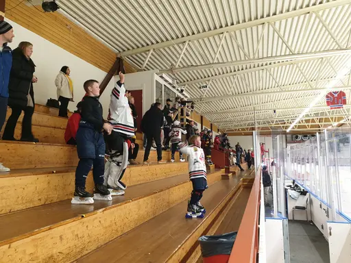 Hamburgare och puckkastning mellan matcherna 