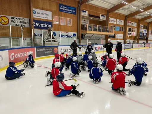 Patrik Fäldt gästade campen och pratade om vikten att sova, vila och äta. U9 i full action på isen! Regelverk sattes upp och ett antal samarbetsövningar genomfördes.