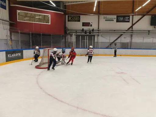 Hamburgare och puckkastning mellan matcherna 