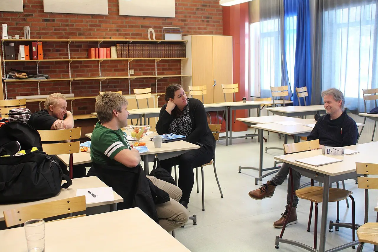 Henrik Magdesjö, Pontus Gustafsson, Laura Thorstensson och Kjell Johansson (samtliga Sommens AIF) diskuterar träningsupplägg
