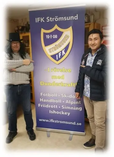 Mahram lägger upp kundregister för fakturering. Mahram och chefen Lars