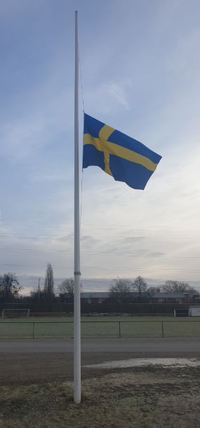 I dag är flaggan på halv stång för att hedra minnet av Bertil Wiman.