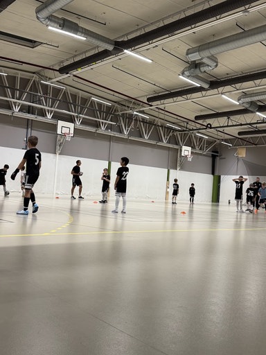 Härlig energi när P17 kör igång säsongens första inomhuspasset.