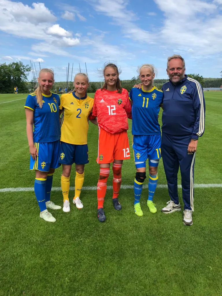 Ella, Wilma, Ella och Hanna tillsammans med förbudskaptenen Anders Johansson.