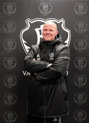 Bilder: Robert Bjarnefeldt (Bild 1: En glad Daniel till vänster. Bild 2 - Ordf Josef välkomnar Daniel)