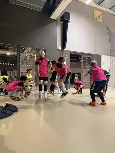 Härlig energi när P17 kör igång säsongens första inomhuspasset.