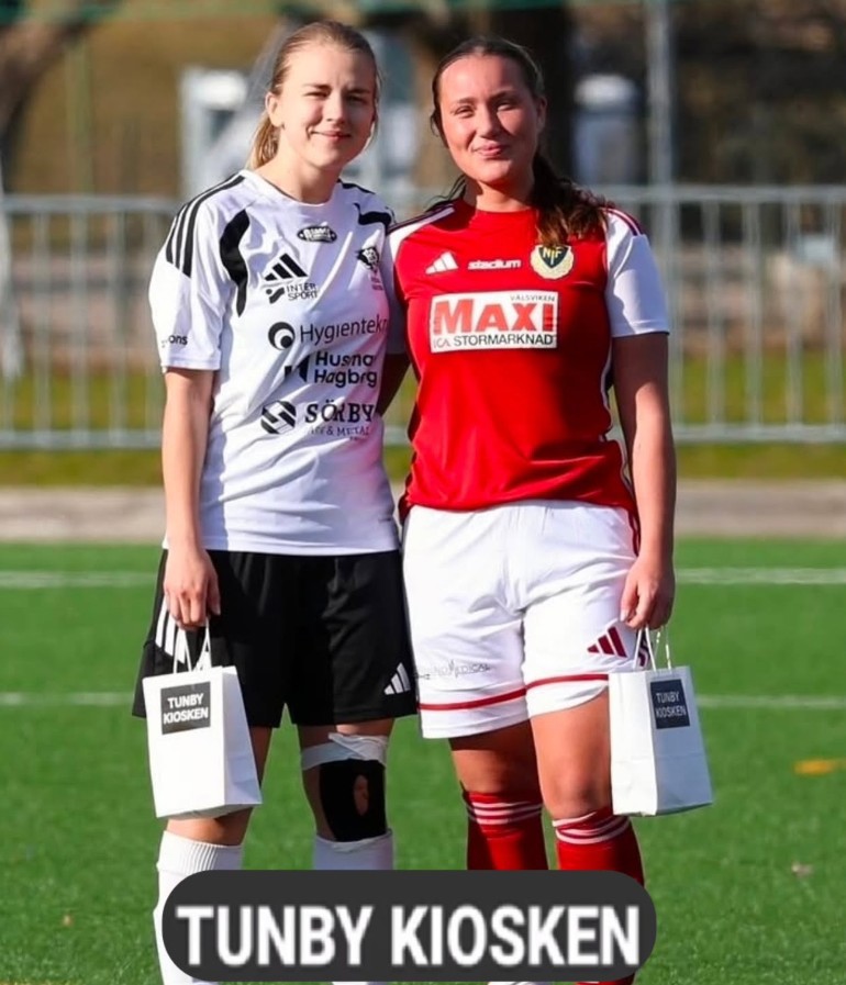 Pris till matchens lirare gick i hemmalaget till Saule Miniotaite som stod för ett mål och tre assist och i gästerna Norrstrand till Nathalie Hallqvist. Foto: Fredrik Adolfsson
