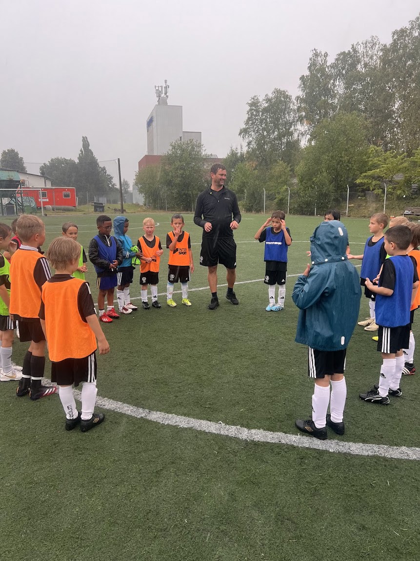 Inget stoppar P17 – spelglädje i ösregn under höstpremiären.