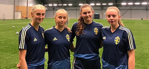Ella Gunnarsson, Hanna Gunnarsson, Nellie Eklöf, Wilma Hedenström i blågult