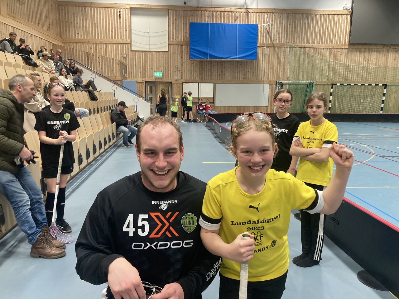 Foto #ChristerSölve #45 Gustav Sundqvist efter straffläggning med med våra fans, tror Elsa gjorde mål.